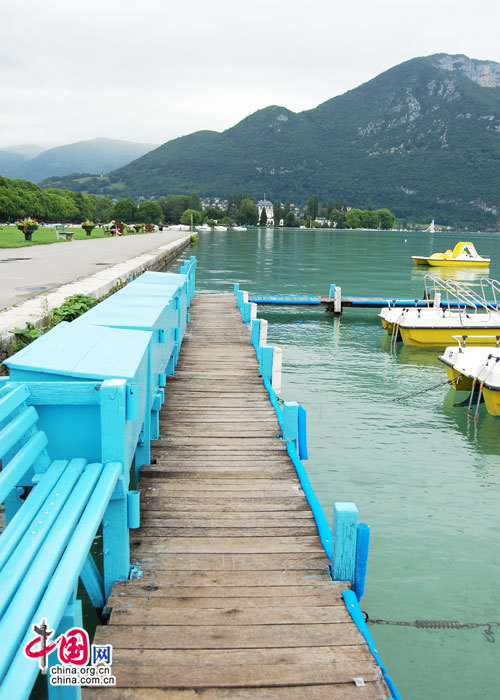 Célèbre pour son lac, la ville d'Annecy attire de nombreux amateurs de bateaux.