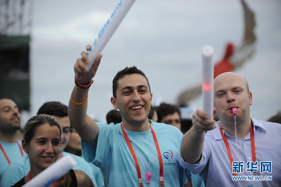 Le 10 août au soir, plus de 3 000 jeunes étudiants venus des cinq continents se sont réunis à Shenzhen, inaugurant le concert de plage des étudiants du monde. Cette activité était organisée dans le cadre de l'année de la jeunesse sino-européenne 2011.