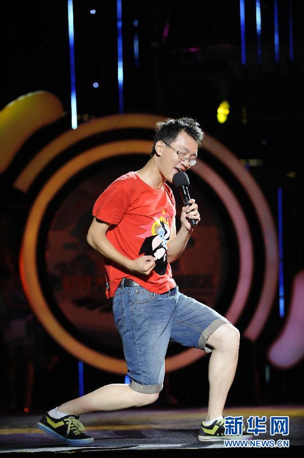 Le 10 août, le chanteur principal du groupe « La Chemise Carreaux » chante durant le concert.