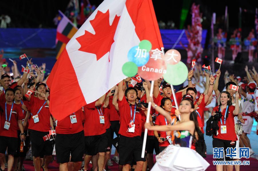 La délégation Canadienne entre dans le stade.