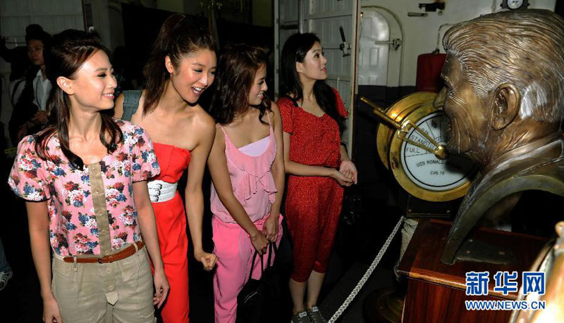 Visite des Miss Hong Kong à un porte-avions américain