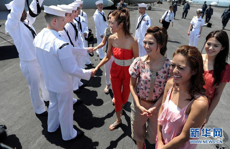 Visite des Miss Hong Kong à un porte-avions américain