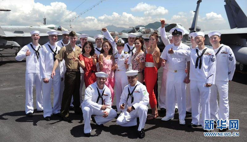 Visite des Miss Hong Kong à un porte-avions américain