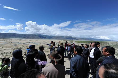 Le 11 août, la lutte contre la désertification de la rive nord du fleuve Yaluzangbu, à Shannan, est inspectée dans le cadre du « Voyage du siècle pour la protection de l'environnement de Chine ». 