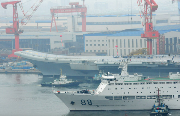 Le porte-avions de retour à Dalian après ses premiers essais sur mer