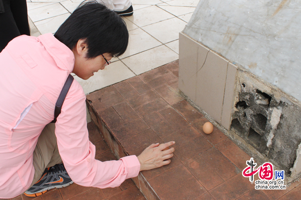 Une touriste place un œuf sur la ligne de l'équateur. 