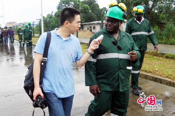 Tarh Zacheus accorde une interview à un journaliste de China.org