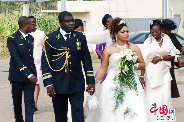 Un couple célèbre son mariage devant le palais polyvalent des sports de Yaoundé.