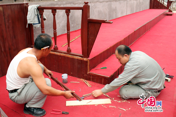 Deux ouvriers chinois travaillent à l&apos;entretien du palais polyvalent des sports de Yaoundé