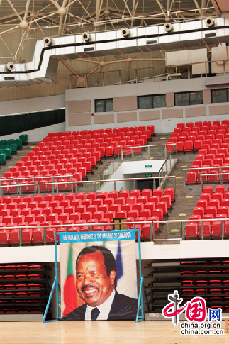 L&apos;intérieur du palais polyvalent des sports de Yaoundé_3