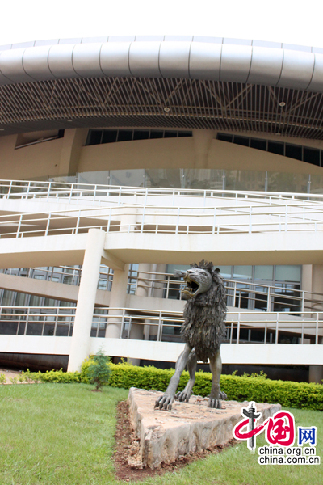 L&apos;extérieur du palais polyvalent des sports de Yaoundé_2