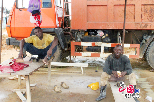 Deux ouvriers se reposent sur le chantier de l&apos;hôpital gynéco-obstétrique et pédiatrique de Douala.