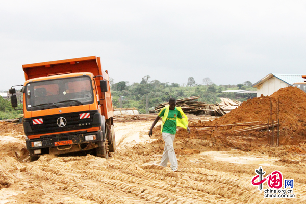Un ouvrier travaille sur le chantier de l&apos;hôpital gynéco-obstétrique et pédiatrique de Douala.