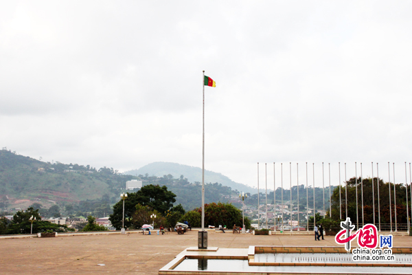 La place devant le Palais des congrès de Yaoundé.