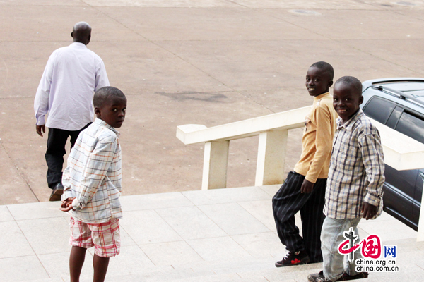 Des enfants camerounais s&apos;amusent devant le Palais des congrès de Yaoundé.