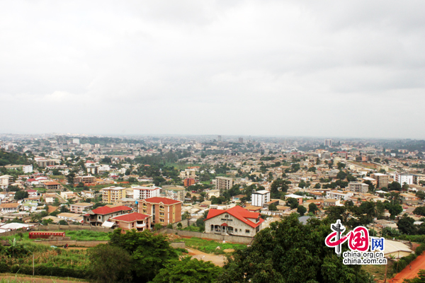 Le Palais des congrès de Yaoundé se situe au sommet d&apos;une colline au cœur de la ville et offre une vue splendide des alentours.