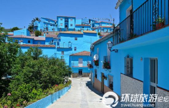 Un village repeint en bleu dans le sud de l'Espagne