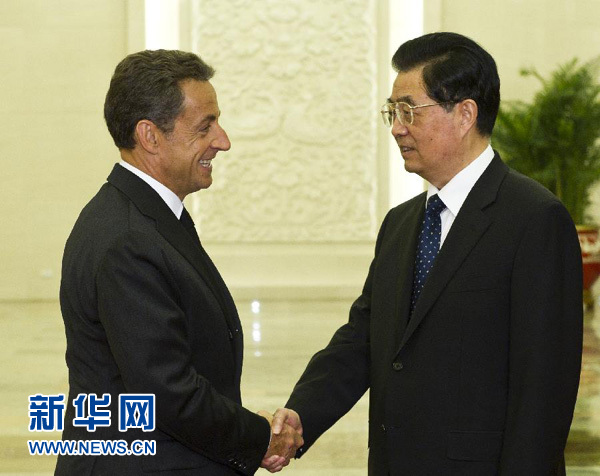 Le président français Nicolas Sarkozy est arrivé le 25 août pour une visite en Chine et s'est entretenu avec le président chinois Hu Jintao. 