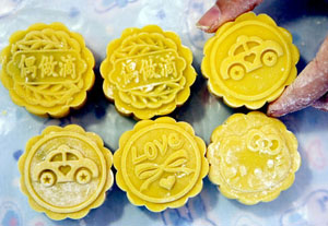 Les gâteaux de lune confectionnés par des clients sont exposés dans une boutique de Shenyang, capitale de la province du Liaoning, en célébration de la fête de la mi-automne, le 4 septembre 2011.