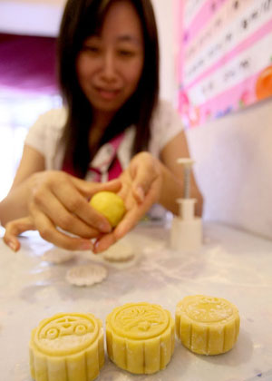 Une jeune femme prépare des gâteaux de lune dans un atelier de Shenyang, capitale de la province du Liaoning dans le nord-est de la Chine, le 4 septembre 2011.