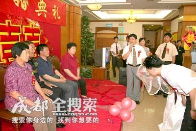 Une cérémonie de mariage célébrée dans les années 1990. Une cérémonie de mariage célébrée dans les années 1990.