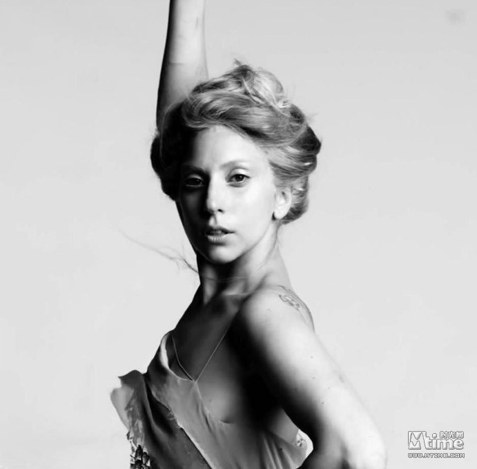 Lady Gaga sans maquillage en couverture de Bazaar8