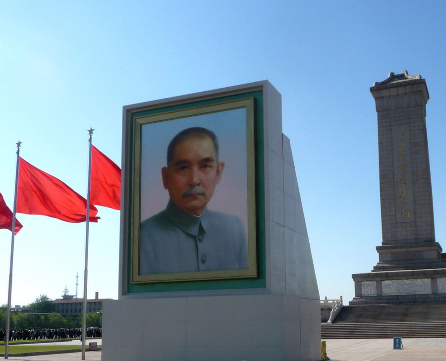 Un grand portrait de Sun Yat-sen mis sur la place Tian'anmen