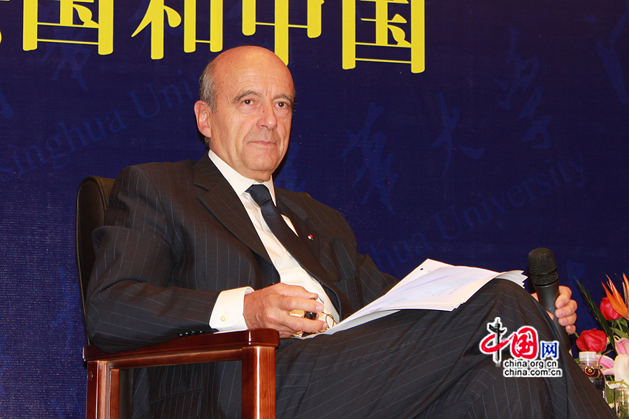 M. Juppé écoute les questions des étudiants. (Crédit photo: Zhang Zhichao/China.org.cn)