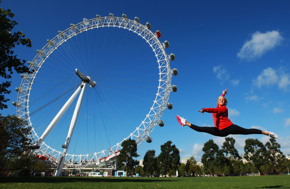 Durant sa visite à Londres pour la promotion des Jeux olympiques de 2012, Nastia Liukin ne résiste pas à l'envie de sauter.