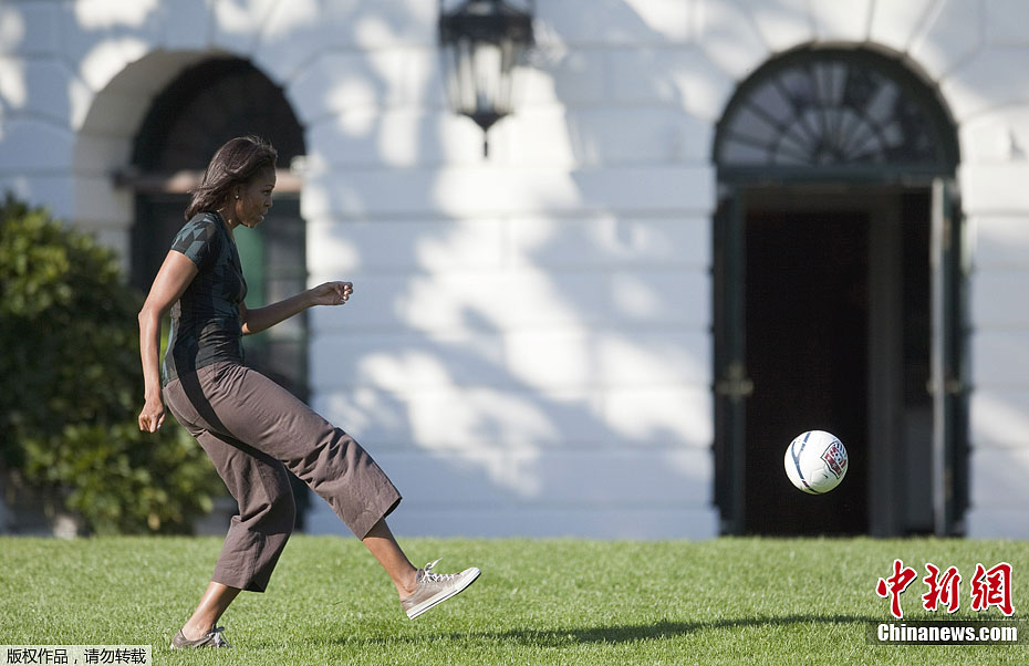 Michelle Obama joue au football sur le terrain de la Maison-Blanche(1)