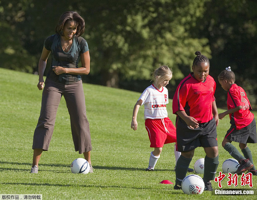 Michelle Obama joue au football sur le terrain de la Maison-Blanche(3)