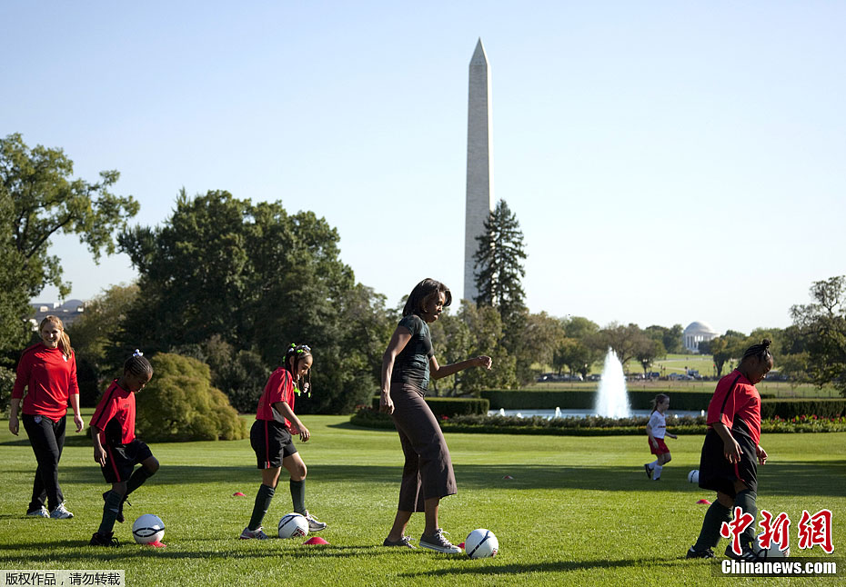 Michelle Obama joue au football sur le terrain de la Maison-Blanche(4)