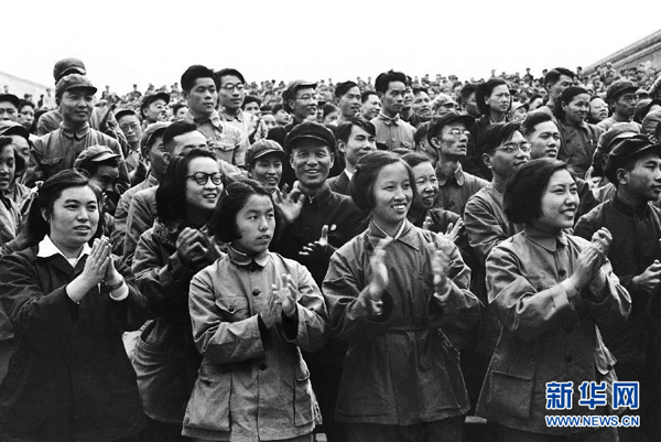 Une photo prise en octobre 1951 montre des cadres en uniforme qui saluent les héros de l'armée des volontaires du peuple chinois.