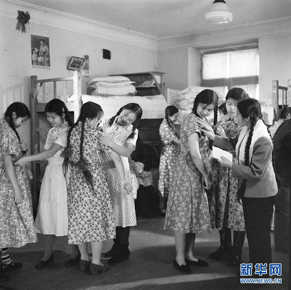 Des ouvrières de l'industrie textile de Harbin, chef-lieu de la province du Heilongjiang, essaient des robes russes. Photo prise dans les années 1950.
