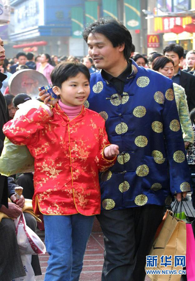 Un père et sa fille en habits traditionnels Tang, à Shanghai, le 12 février 2002.