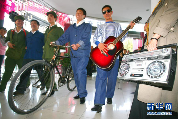  Des acteurs donnent une représentation des tendances artistiques intitulée « Temps », le 19 octobre 2008 à Beijing.