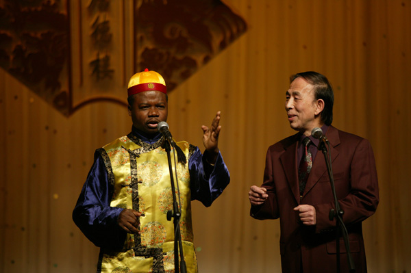 Le Camerounais Francis Tchiegue jouant un dialogue comique (xiangsheng) en 2005