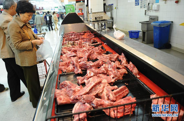 Des citadins de Chongqing choisissent de la viande de porc dans un supermarché Wal-Mart. Photo prise le 30 septembre. 