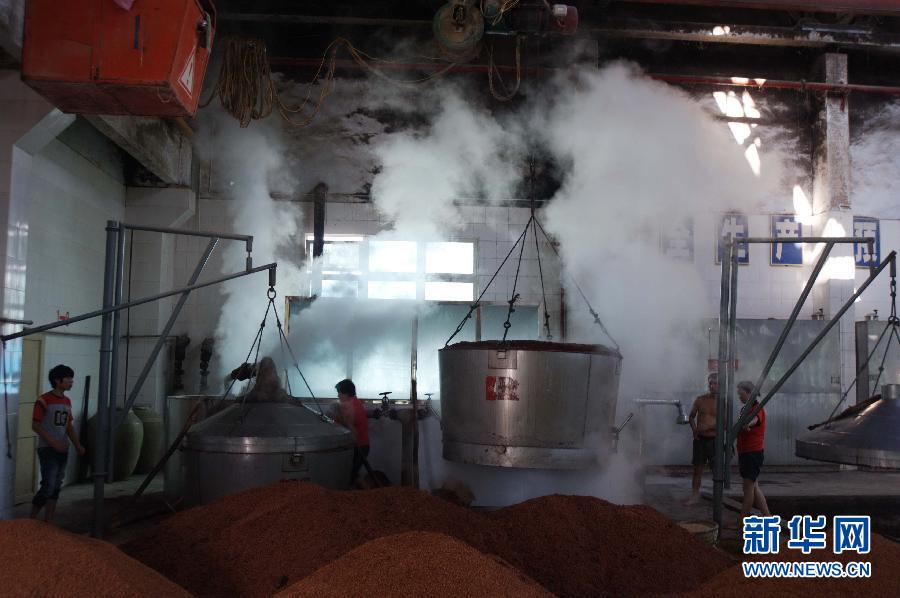 Le 8 octobre, dans le de Maotai dans la province du Guizhou, les ouvriers d'une distillerie travaillent près de l'étuve à vapeur.