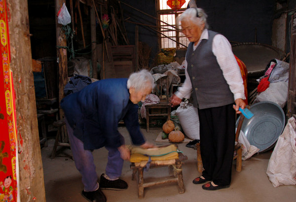 Tao et sa belle-mère à l'intérieur de leur maison, le 9 octobre 2011.
