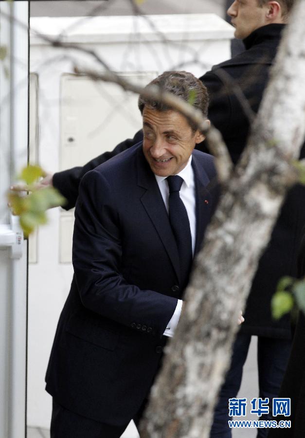 Sarkozy rend visite à son épouse à la clinique de la Muette