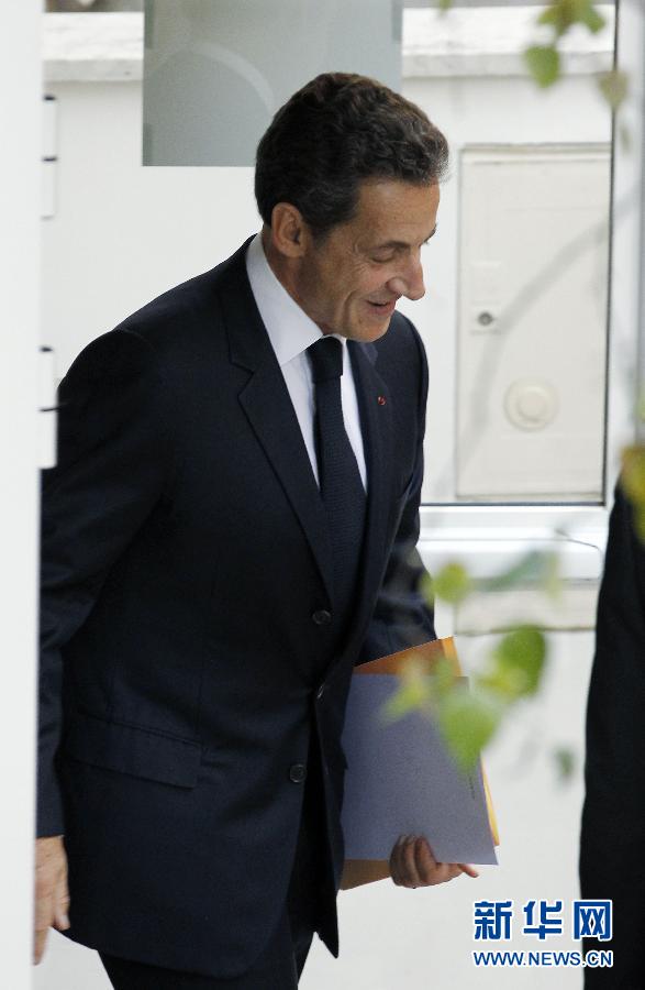 Sarkozy rend visite à son épouse à la clinique de la Muette