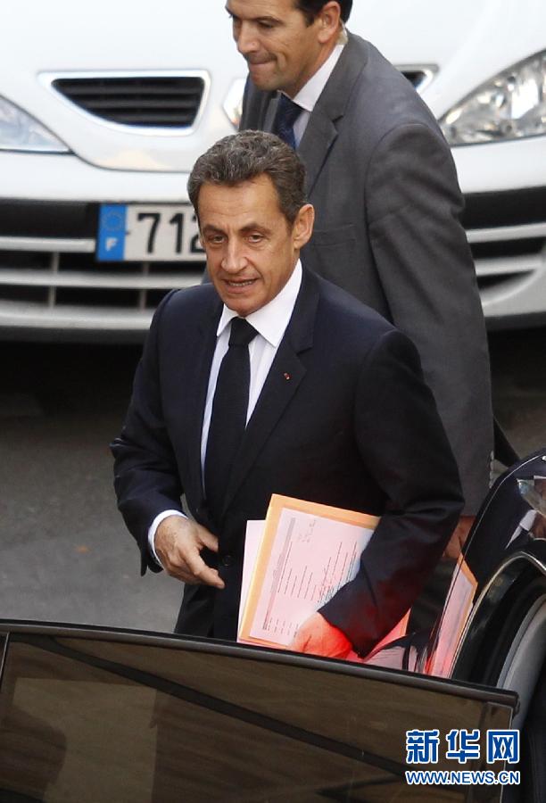 Sarkozy rend visite à son épouse à la clinique de la Muette