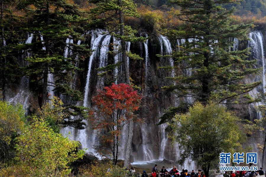 Le paysage multicolore de Jiuzhaigou en automne