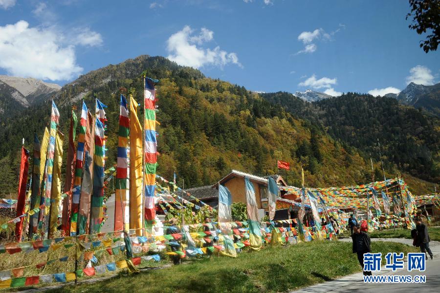 Le paysage multicolore de Jiuzhaigou en automne