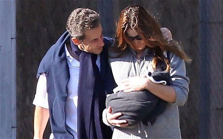 Le président Sarkozy et Carla Bruni se promènent dans le jardin de Versailles avec leur bébé Giulia.