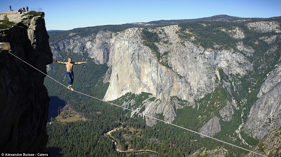 L'Autrichien Michael Kemeter marche sur un fil sans protection à 1000 m de hauteur(1) L'Autrichien Michael Kemeter marche sur un fil sans protection à 1000 m de hauteur(1)