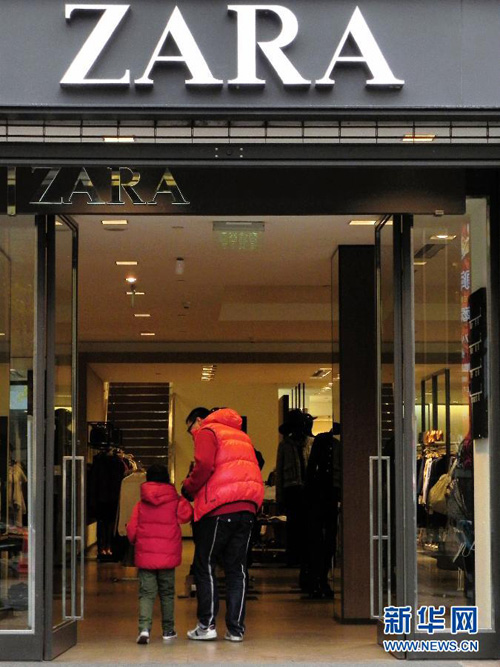 Le 7 décembre, un piéton passe devant une boutique ZARA à Hangzhou, chef-lieu de la province du Zhejiang.