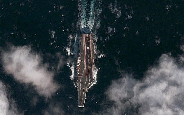 La société américaine Digital Globe a annoncé qu&apos;elle avait réussi à prendre des photos du porte-avion chinois ex-Varyag sur la mer Jaune. A voir les vagues à côté de l&apos;ex-Varyag, la porte-avion devait avancer rapidement. 