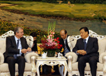 Décembre - Liu Yunshan s'engage à développer la coopération amicale avec le Parti communiste français